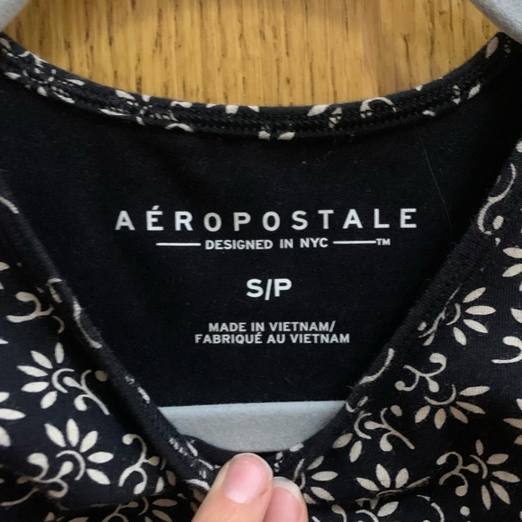 Floral print halter crop top, black and white - Picture 2 of 3